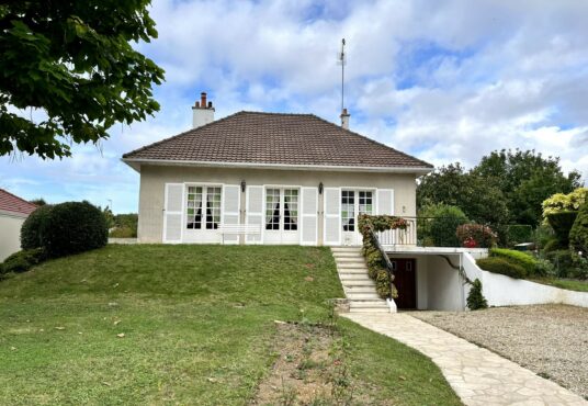 205 – Charmante maison bords de l’Yonne - 89140 Courlon-sur-Yonne, France - Non loin des bords de l’Yonne et des belles balades, découvrez ce charmant pavillon élevé…