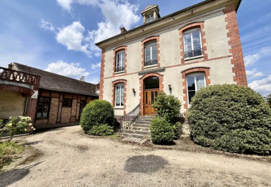 212 – Maison de maître - 89140 Pont-sur-Yonne, France - Passez la porte de cette ravissante maison de maître et laissez vous charmer par ses…