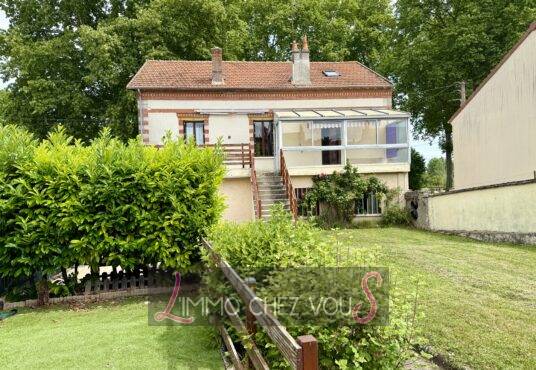 248 – Maison avec Beaux volumes à Vendre à Bray sur Seine - 77480 Bray-sur-Seine, France - Vous aimez les volumes? Vous allez être servi! Dès l’entrée du garage, cette maison donne…