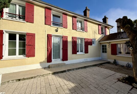 278 – Maison familiale avec vue! A vendre à Donnemarie-Dontilly -  - Découvrez cette charmante maison au caractère authentique, située au cœur de Donnemarie-Dontilly. Elle offre une…