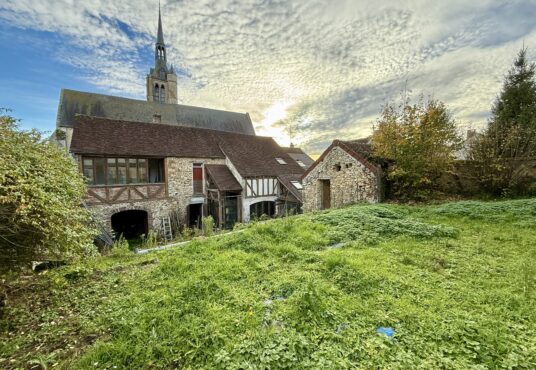 275 – Maison de caractère à rénover à Donnemarie-Dontilly (77520) -  - En EXCLUSIVITE!! Vue exceptionnelle sur l’église – Plein centre-ville En plein cœur du charmant village…