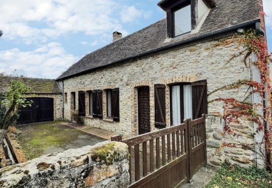 274 – Maison coeur de village à vendre à COUTENCON -  - À VENDRE – Maison en pierre avec jardin et dépendances – Coutençon (77154) Située dans…