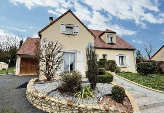 284 – Pavillon familial à vendre – Donnemarie-Dontilly -  - À vendre – Charmant pavillon familial à Donnemarie-Dontilly (77) Découvrez ce pavillon parfaitement entretenu, idéalement…