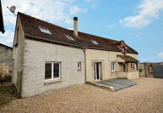 287 – Maison rénovée et ses dépendances à vendre, limite 89/77 -  - Plessis-Saint-Jean (Yonne limite Seine et Marne) – Ensemble immobilier avec dépendances et grand terrain. Situé…