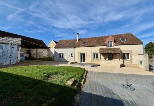 287 – Maison rénovée et ses dépendances à vendre, limite 89/77 -  - Plessis-Saint-Jean (Yonne limite Seine et Marne) – Ensemble immobilier avec dépendances et grand terrain. Situé…
