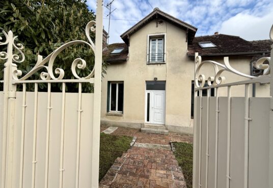 292 – Maison à vendre à Donnemarie-Dontilly -  - Idéalement située à proximité immédiate du centre-ville de Donnemarie-Dontilly (Seine-et-Marne), cette maison saura vous séduire…