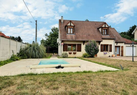 24 L – Pavillon familial rénové avec piscine chauffée à Louer à CHATENAY SUR SEINE -  - Pavillon familial rénové avec piscine chauffée et grand jardin à louer. À seulement quelques minutes…