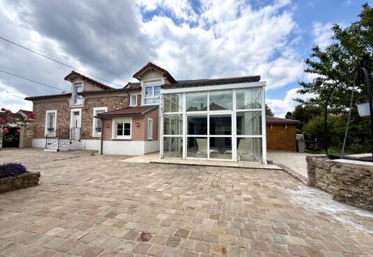 313 – Demeure de charme à vendre à Combs-la-Ville -  - Combs-la-Ville, 35min de Paris – Propriété rare avec double habitation, piscine intérieure et fort potentiel.…