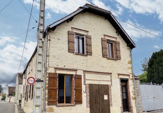 317 – Maison de village spacieuse à Vendre secteur Donnemarie-Dontilly 77520 -  - Située dans un environnement calme et agréable, cette maison de village offre de beaux volumes…