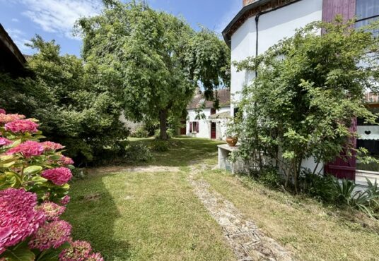 319 – Ensemble Immobilier à Vendre Secteur Donnemarie-Dontilly 77520 -  - Située à proximité immédiate de Donnemarie-Dontilly et à quelques minutes de la cité médiévale de…