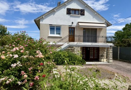 325 – Maison avec appartement à Vendre Proche Donnemarie-Dontilly 77520 -  - Idéal famille, projet intergénérationnel ou investissement locatif; Située dans un cadre agréable à seulement 5…