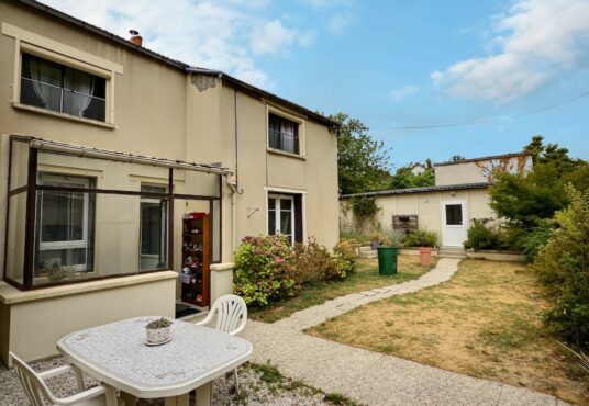 330 – Maison de village et dépendance à Champigny – 89 -  - Charmante maison de village avec dépendance et jardin – Champigny (Yonne) Située au cœur du…