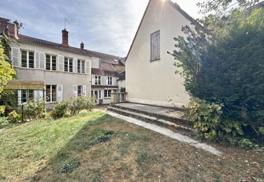 251 – Belle demeure bourgeoise à Vendre au coeur de Donnemarie Dontilly -  - Charme et élégance au cœur de Donnemarie-Dontilly – Maison bourgeoise de caractère avec dépendance. Idéalement…