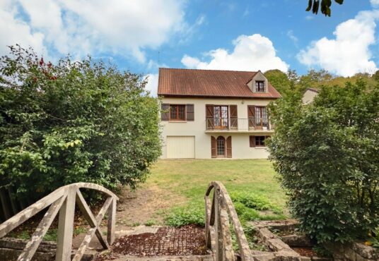 333 – Pavillon avec combles aménageables à vendre à Donnemarie-Dontilly 77520 -  - Située à Donnemarie-Dontilly, cette maison offre un environnement agréable et un beau potentiel d&rsquo;aménagement, sur…