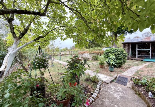 335 – Maison impeccable avec jardin soigné proche PONT-SUR-YONNE 89140 -  - À seulement 5 minutes de Pont-sur-Yonne, (commerces, gare, collège…) dans village avec école, découvrez cette…